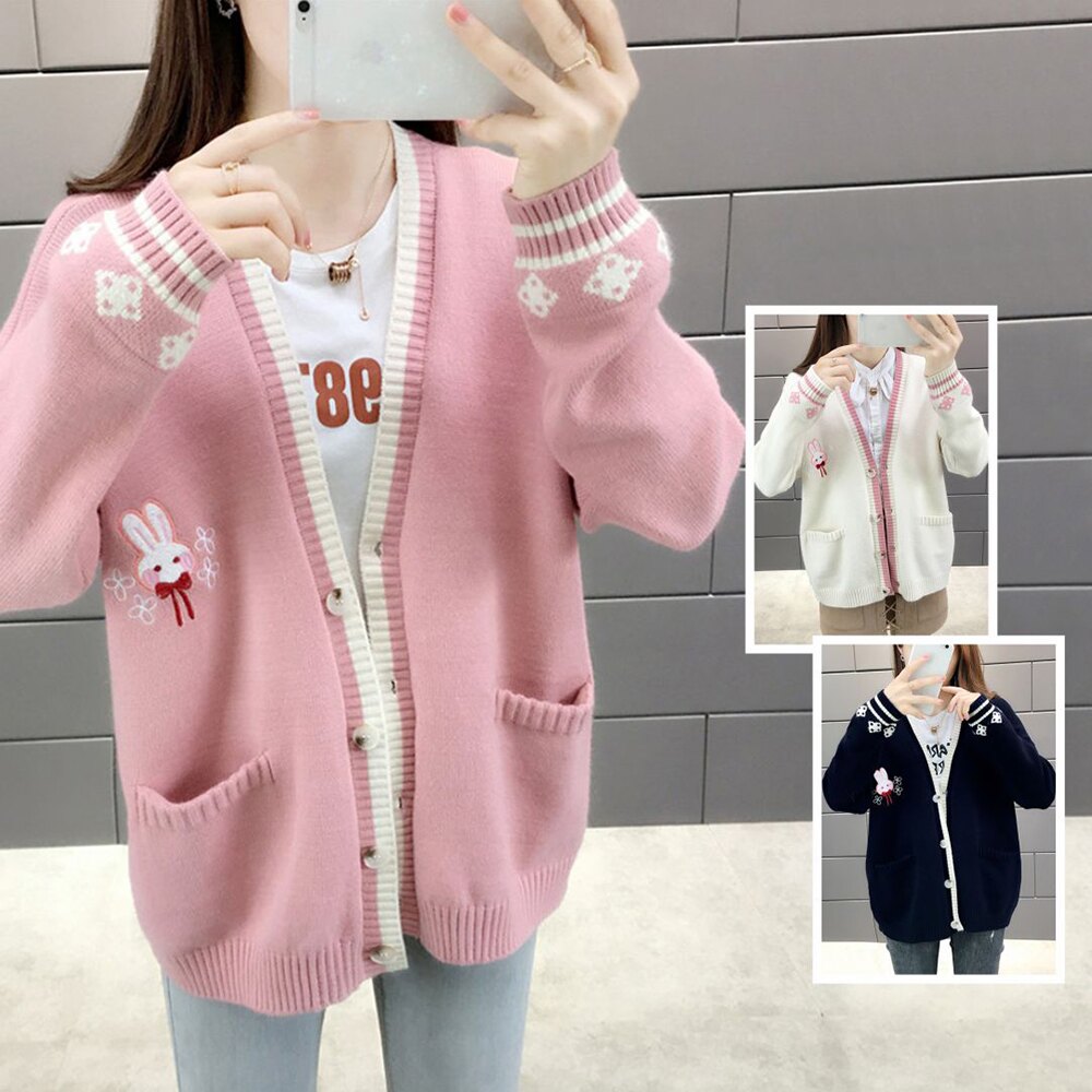 粉嫩小兔刺繡，營造甜蜜氛圍。休閒V領開釦，隨心好穿搭。手袖花紋鉤織，氣質純淨清新。