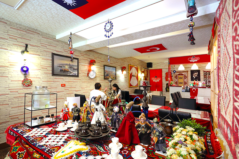 「塔克辛土耳其料理」餐廳內佈置的玩偶、杯盤、刺繡抱枕、藍眼睛等裝飾，全都來自Senay的土耳其家鄉。(攝影/Carter)