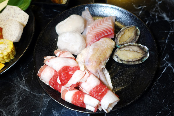 台北聚餐火鍋吃到飽-嗨蝦蝦百匯鍋物吃到飽，罐裝啤酒喝到飽，單點級水準火鍋吃到飽，頂級和牛、生蠔、盒裝冰品吃到飽