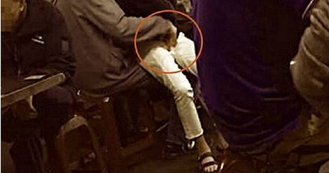 小吃店幼女坐父腿「被偷頂還狂摳」　網震怒：太噁！快報案