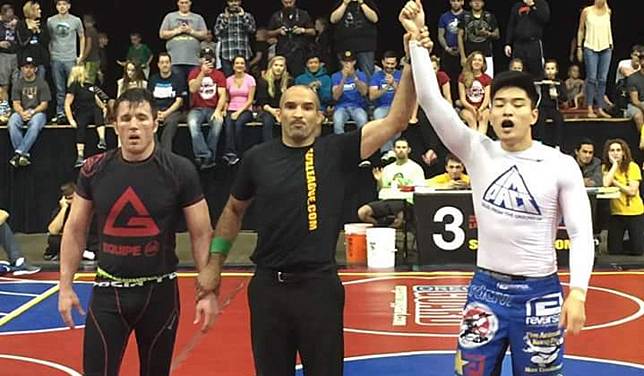 News] Chael Sonnen earns his brown belt in bjj : r/MMA