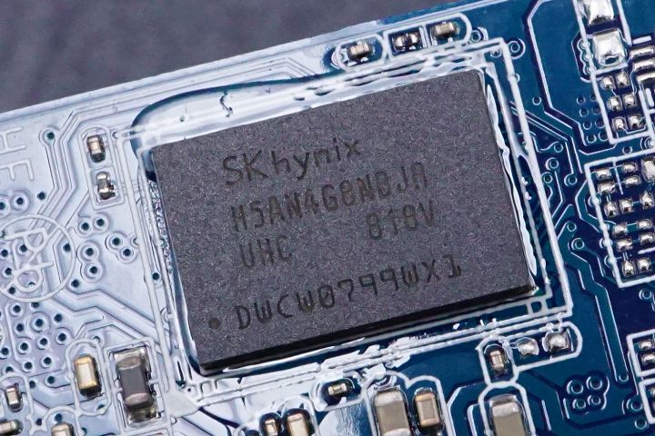 DRAM 採用 SK Hynix H5AN4G8NBJR DDR4-2400 512MB 快取記憶體，正反面各配置一顆，合計 1GB。