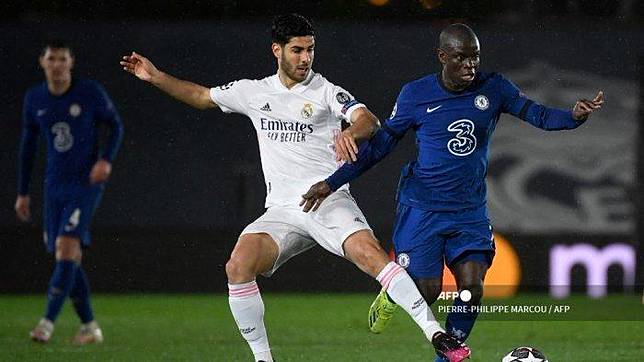 Gelandang Spanyol Real Madrid Marco Asensio (kiri) bersaing dengan gelandang Prancis Chelsea N'Golo Kante selama pertandingan sepak bola leg pertama semifinal Liga Champions UEFA antara Real Madrid dan Chelsea di stadion Alfredo di Stefano di Valdebebas, di pinggiran Madrid, pada tanggal 27 April 2021.
PIERRE-PHILIPPE MARCOU / AFP