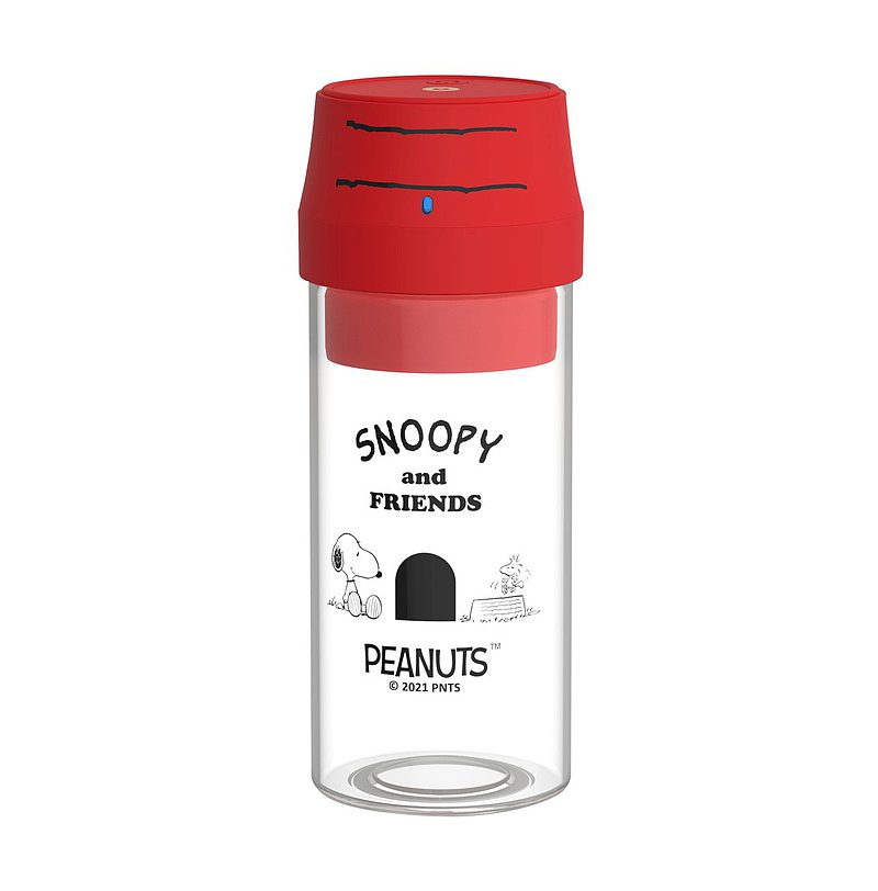 Home Plus是《花生漫畫》在香港正式授權的家庭小電器生產廠商，聯名產品的圖案設計以舒爾茲筆下的漫畫作起點，讓一眾深受大眾喜愛的漫畫人物與消費者在日常生活中一起分享來自Peanuts的幸福和溫暖。