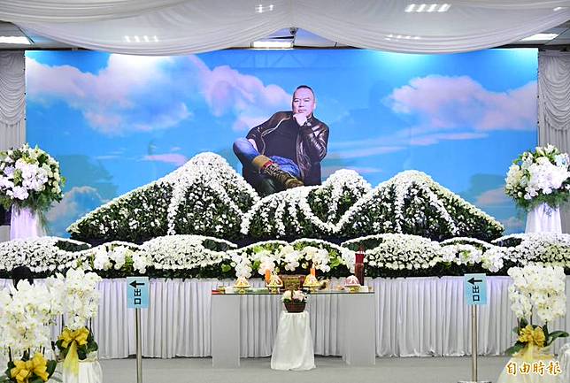明金成 告別鉅作 滿佈白色花海遺孀忍悲堅強現身 自由電子報 Line Today
