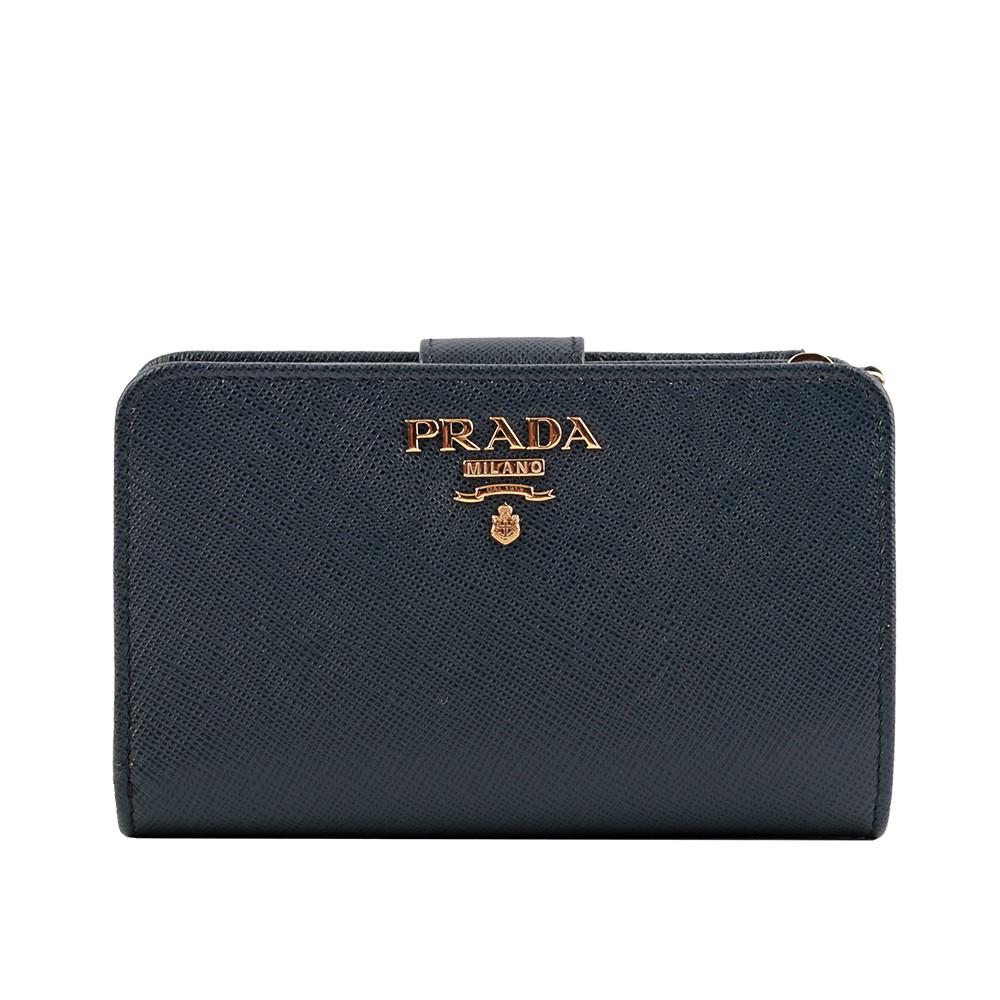 品牌：PRADA狀況：全新商品材質：防刮牛皮尺寸：W14 x H9 x D3cm配件：附盒子 品控卡來源：全新真品平行輸入，購於歐美專賣店貼心提醒：圖片顏色會因個人螢幕設定差異，造成部份色差現象，請以