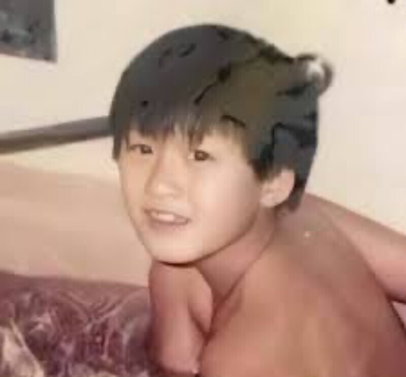 近期爆火男星的青澀舊照！鄧為、成毅風格差異大，陳哲遠、曾舜晞從小顏值就高！