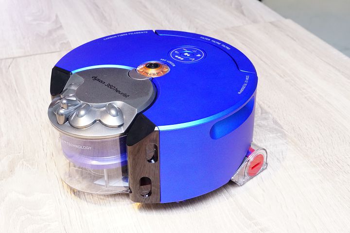 Dyson 360 Heurist 外型與前代相似，顏色則為亮眼的寶藍色。