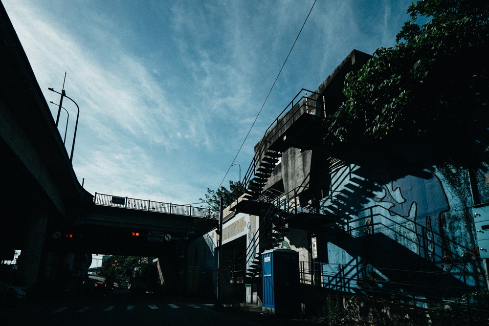 拍攝天空或是建築的光影，感受到 Panasoic GH5 II 影像品質，更優秀的動態範圍，在拍攝時，擁有更多的可控性，也讓色彩的層次更為豐富。（f/3.1，1/4000秒，ISO 500）