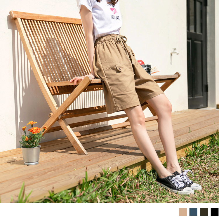 全鬆緊腰頭綁帶， 展現有型舒適穿著露出腰頭也不害羞! 雙口袋造型設計和後口袋剪裁， 增添方便的實用性且率性迷人~ ************** 小提醒： 綁帶可調 深色衣物建議單獨洗滌，以翻面手洗或放