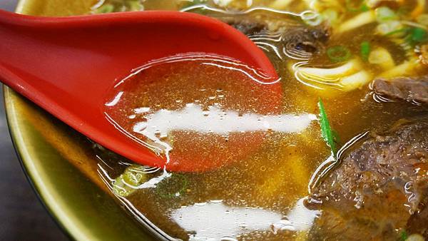 【台北美食】劉家牛肉麵-大馬路上超平價100元的美味牛肉麵店