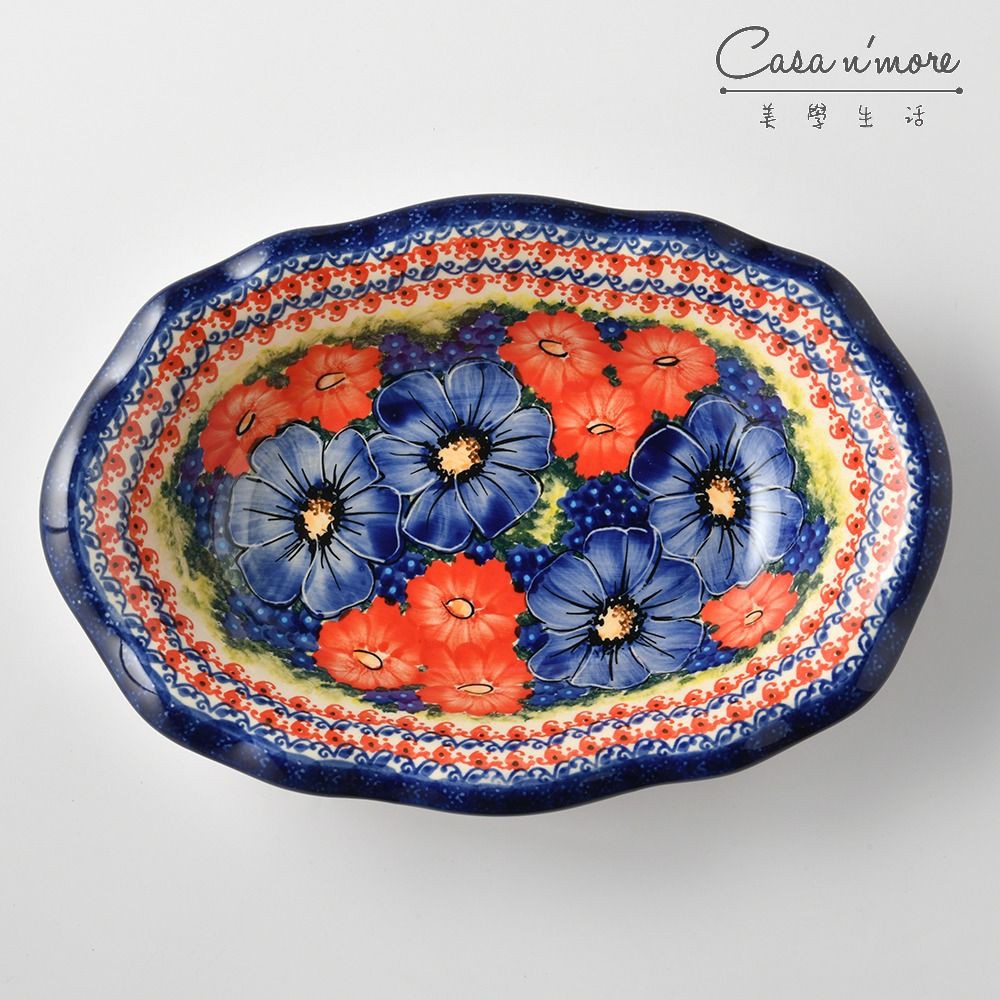 商品簡述1.波蘭職人手工製作 2.可盛裝有醬汁的菜餚3.盤緣為不規則的特殊設計商品介紹此款不規則橢圓盤採用稍有深度的設計，可盛裝有醬汁或湯品的菜餚料理，例如咖哩、燉飯或濃湯等。另外，中等尺寸的餐盤也適