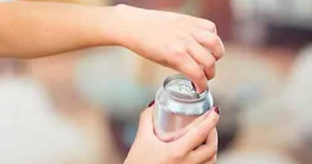 柏油工人喝飲料倒地猝死！醫聞燒焦味：是觸電