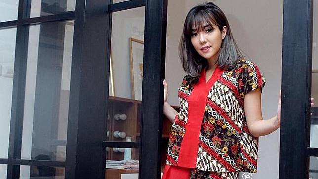 [Bintang] Artis Indonesia pakai baju batik