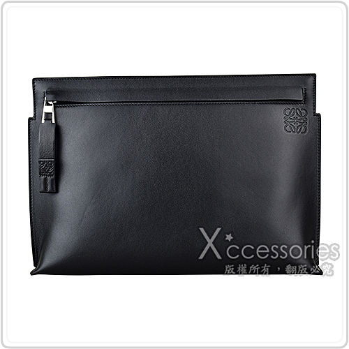 經典壓印LOGO，品牌辨識度高 採用精緻牛皮製，搭配帆布內襯 可擺 11吋隨身物，寬大空間收納