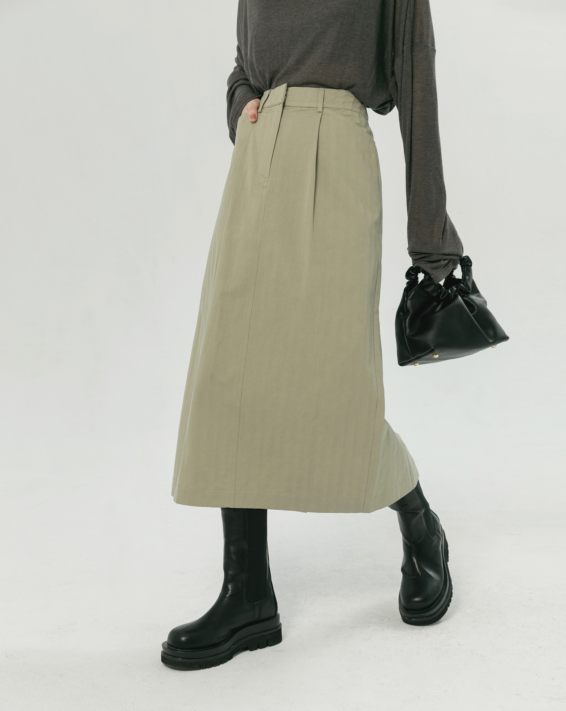 斜紋卡其布面料/後中開衩設計/後屁股貼口袋/雙側斜口袋