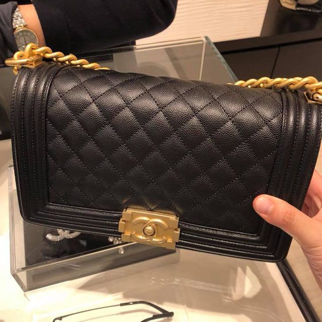 【CHANEL】 黑色荔枝皮金釦Boy 25cm中款