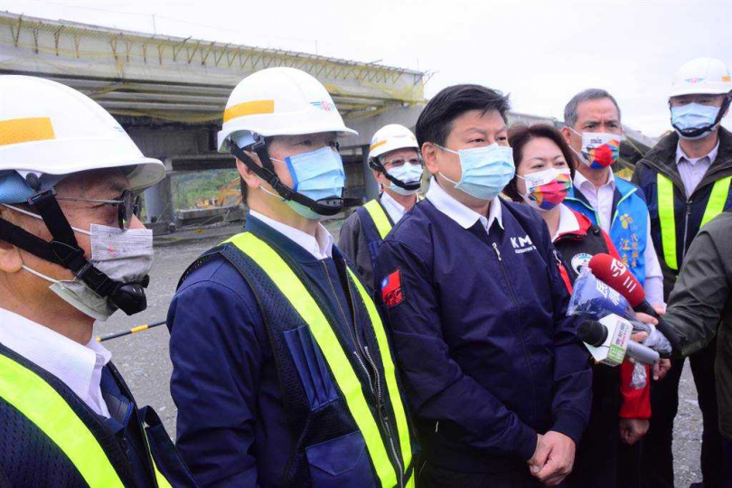 立委傅崐萁、交通部次長祁文中到「玉興橋」現場會勘，提醒地震週期性對公共工程品質的破壞。