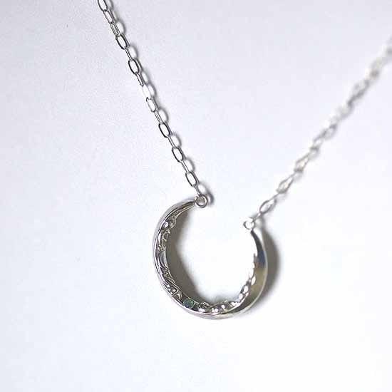 在紳士的色調，非常鼓舞想要的首飾。 在男子，有點短45厘米，看起來從Y襯衫一眼。 在平均體質而言，它是一款鎖骨雅達利男人吊墜。 直接鏈沒有傳統挂件接頭本體 通過安裝，它是設計不是太強調。 設計一個圓圈