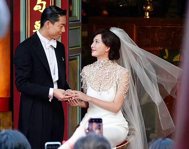 林志玲選在爸爸的故鄉台南，與放浪兄弟成員AKIRA完成世紀婚禮，林志玲和AKIRA交換戒指。記者林伯東／攝影