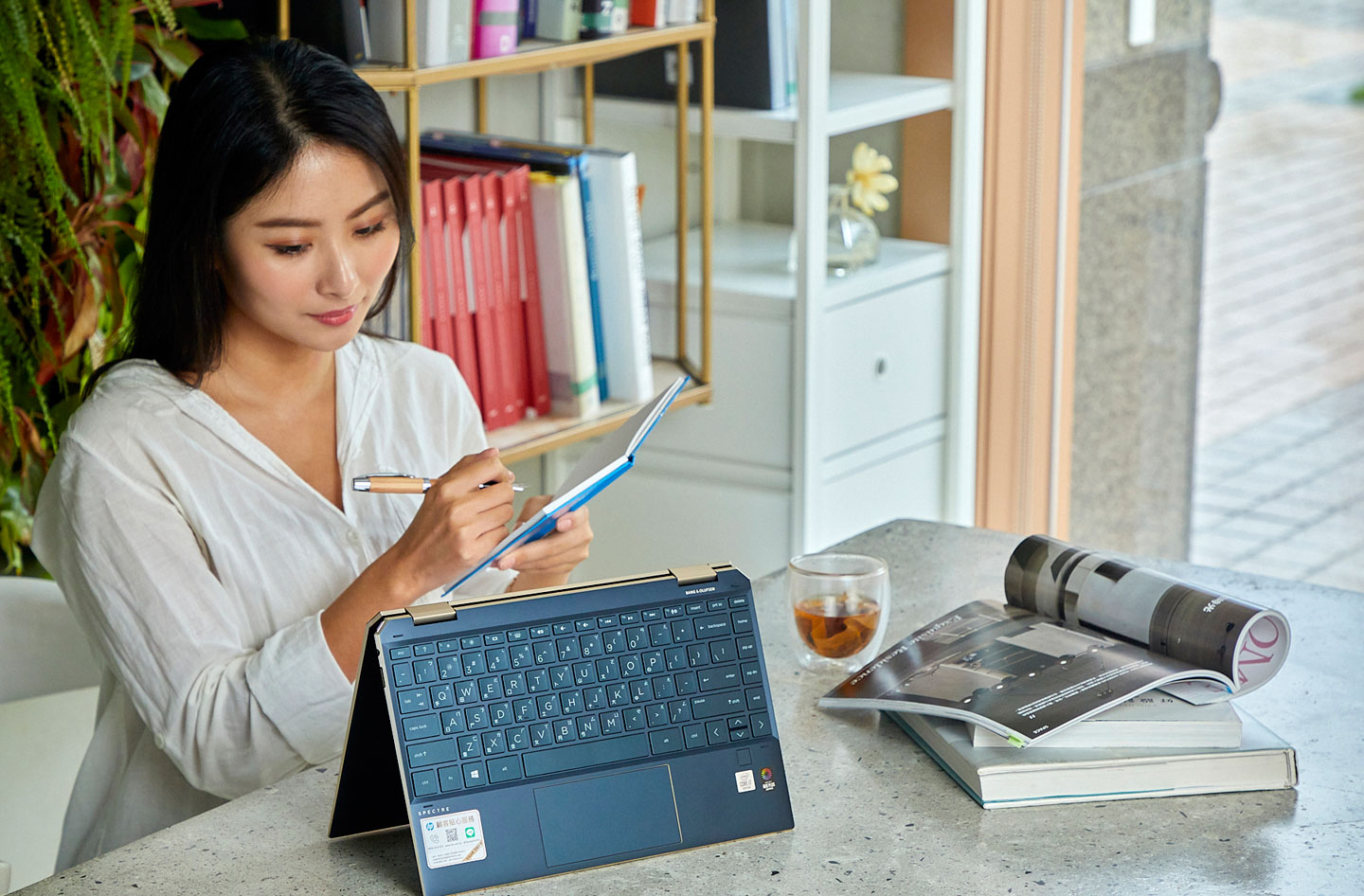 HP Spectre x360 Conv13 透過螢幕轉動角度的變化，可在不同的使用情境下搭配出各種不同類型的應用方式。