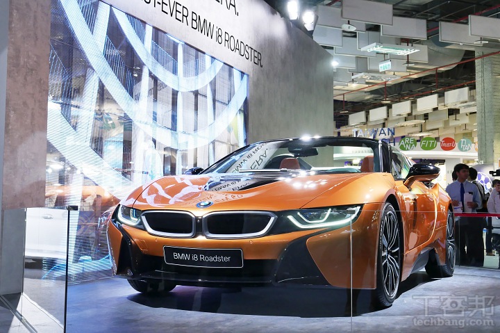 BMW i8 Roadster油電跑車現身Computex世貿三館，售價台幣1,068萬元的神車 多圖動眼看！