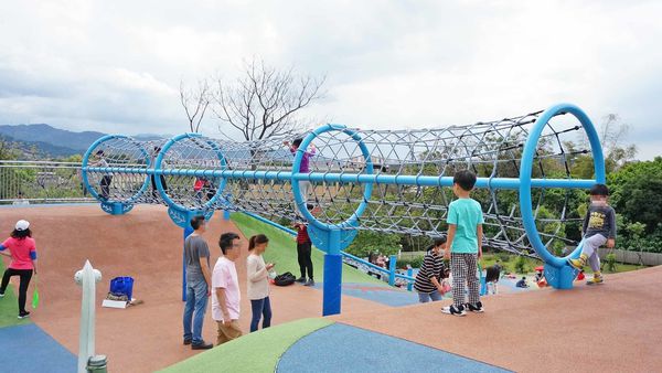 【新北市特色公園景點】員山公園-高度超過4公尺的超高速溜滑梯、滑草坡，不分年齡都可以玩的免費溜滑梯