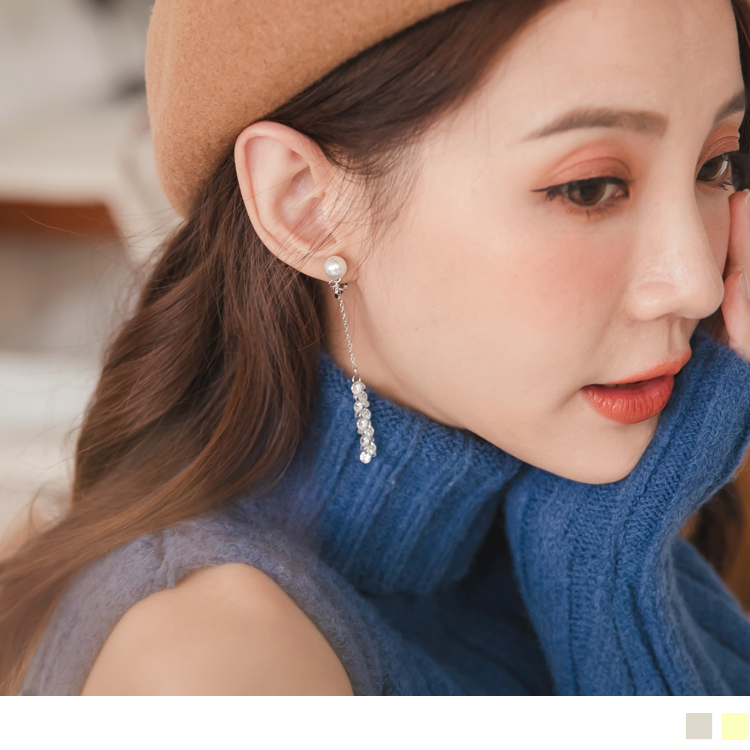 簡約造型 x 流線串鑽 韓系優雅的珍珠綴上閃閃光亮垂墜感鑽飾 隨著擺動透出隱約光澤，打造出小奢華質感 簡單搭配即可釋放屬於妳的迷人氣息~ 此款2色耳夾式耳環，適合出遊約會穿搭、韓劇優雅穿搭、婚禮賓客穿