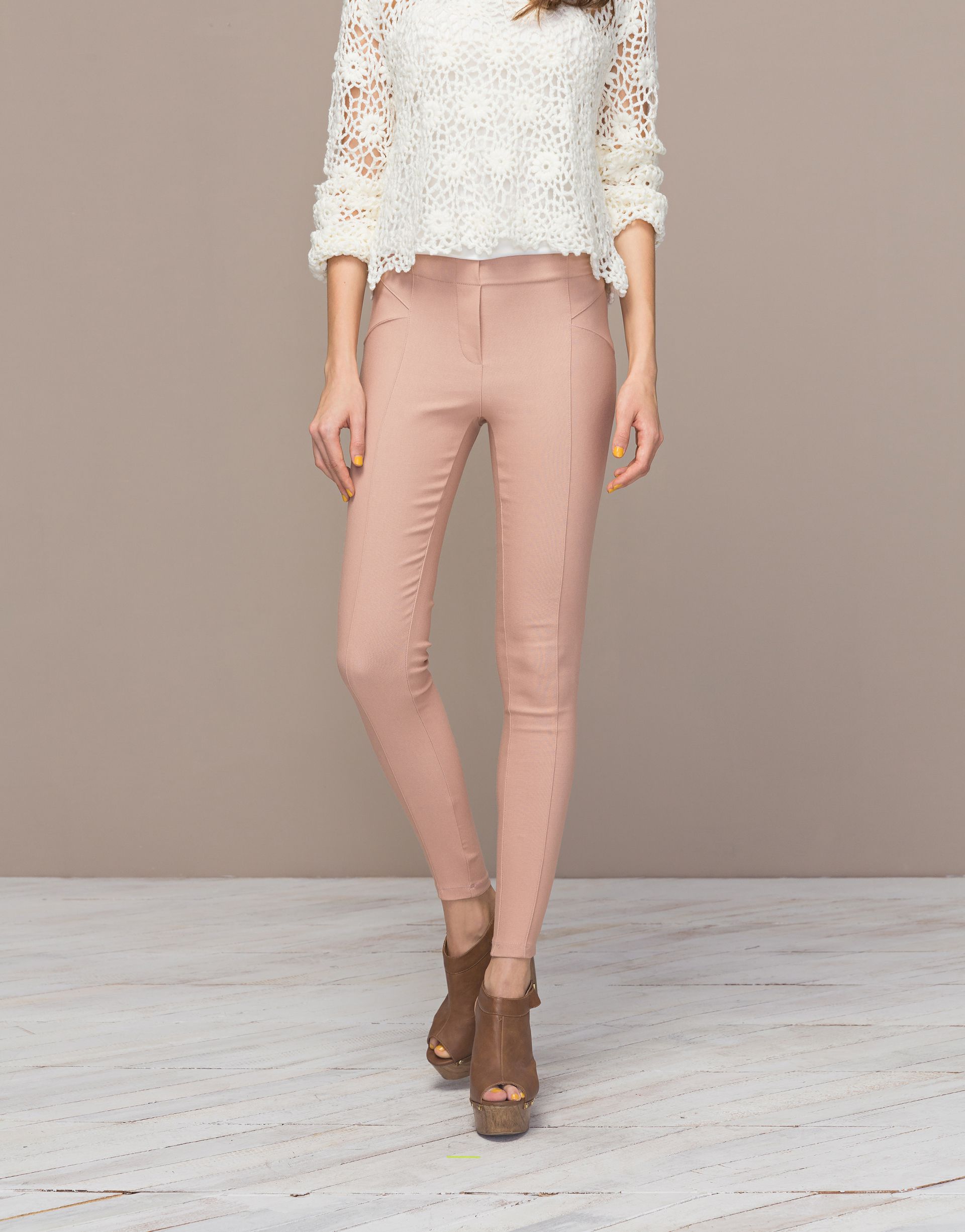 經典剪裁設計的高腰窄管褲，讓女孩們在穿搭時非常顯瘦又百搭，是衣櫥裡被必備的顯瘦百搭單品喔