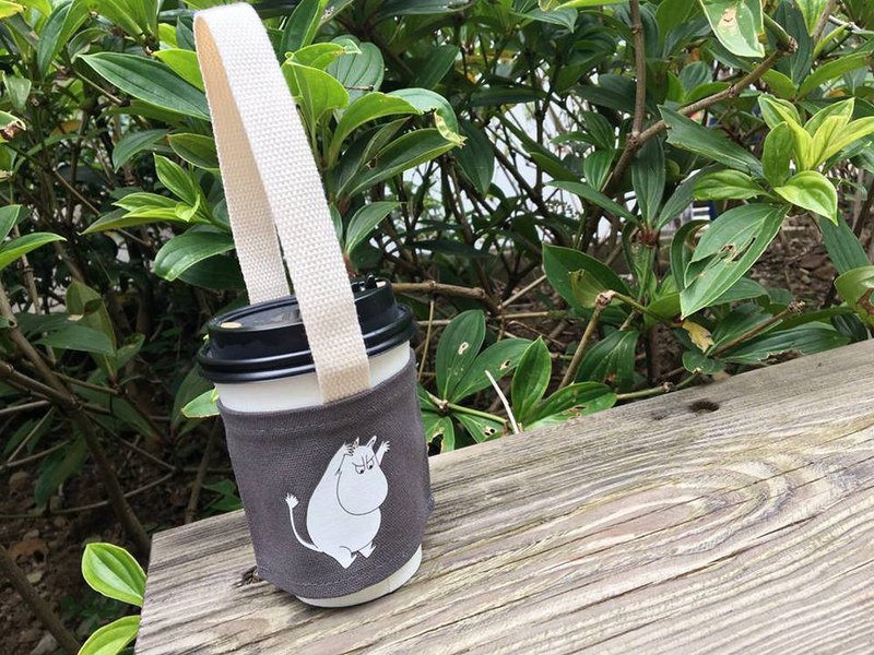 **Moomin是芬蘭女作家朵貝·楊笙(Tove Jansson)筆下的童話小說系列。** Moomin家族有著圓潤的身型，像極了河馬，但他們可是一群千奇百怪的精靈，住在芬蘭森林裏的姆明谷，每天都發生