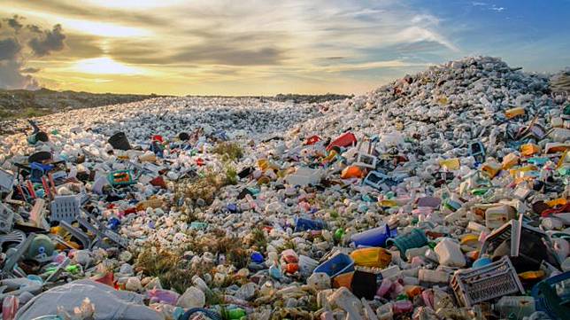 Ilustrasi sampah plastik menumpuk (shutterstock)