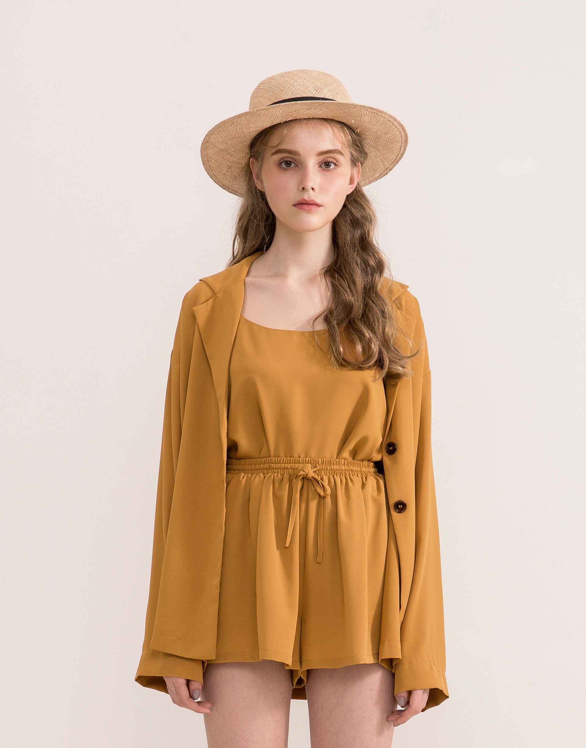 背心肩帶有調節環/短褲有鬆緊腰頭/背心和短褲皆有開衩/外套無口袋