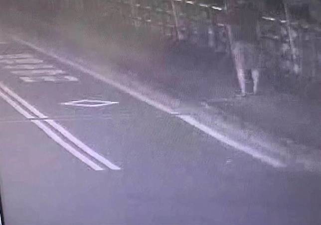 24面國旗遭折斷插水溝  嫌到案辯稱「酒醉」