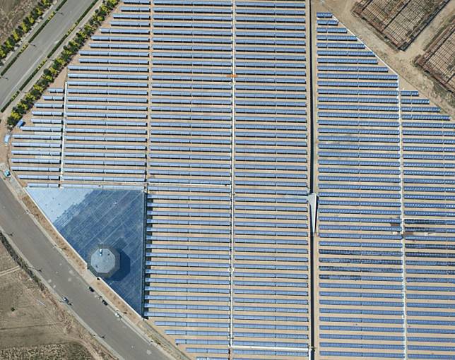 中國太陽能電池板產量，被指遠超過國際能源署估計的全球市場規模，可能低價傾銷歐美。 圖：翻攝自中國政府網