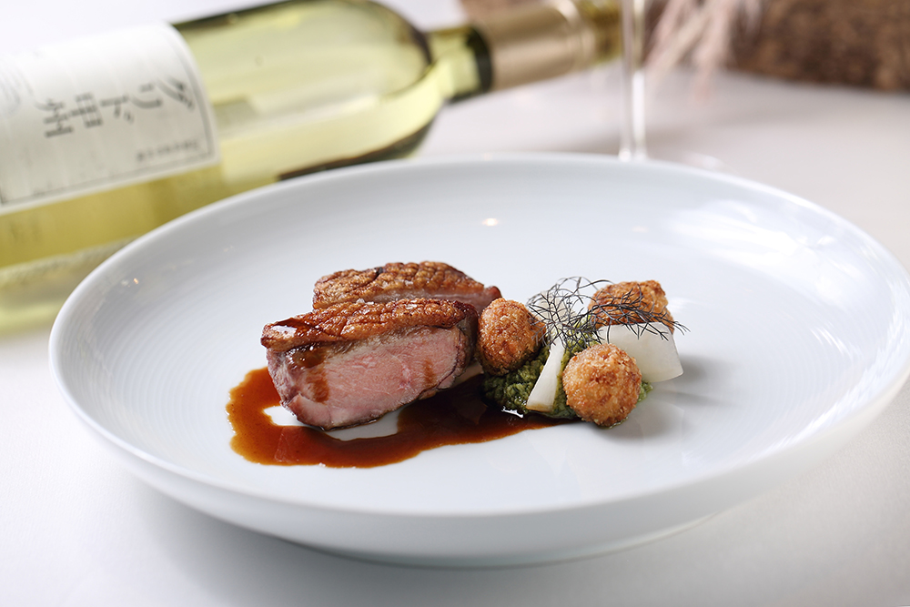 主餐的彰化胭脂鴨需經10天熟成，先將表皮煎到金黃酥脆如港式脆皮燒肉的口感，再烤至需要的熟度。精準的火候讓厚切鴨肉呈現誘人的玫瑰粉色澤，軟嫩鮮甜，淋上由整隻鴨熬製的肉醬更添濃郁。(攝影/Carter)