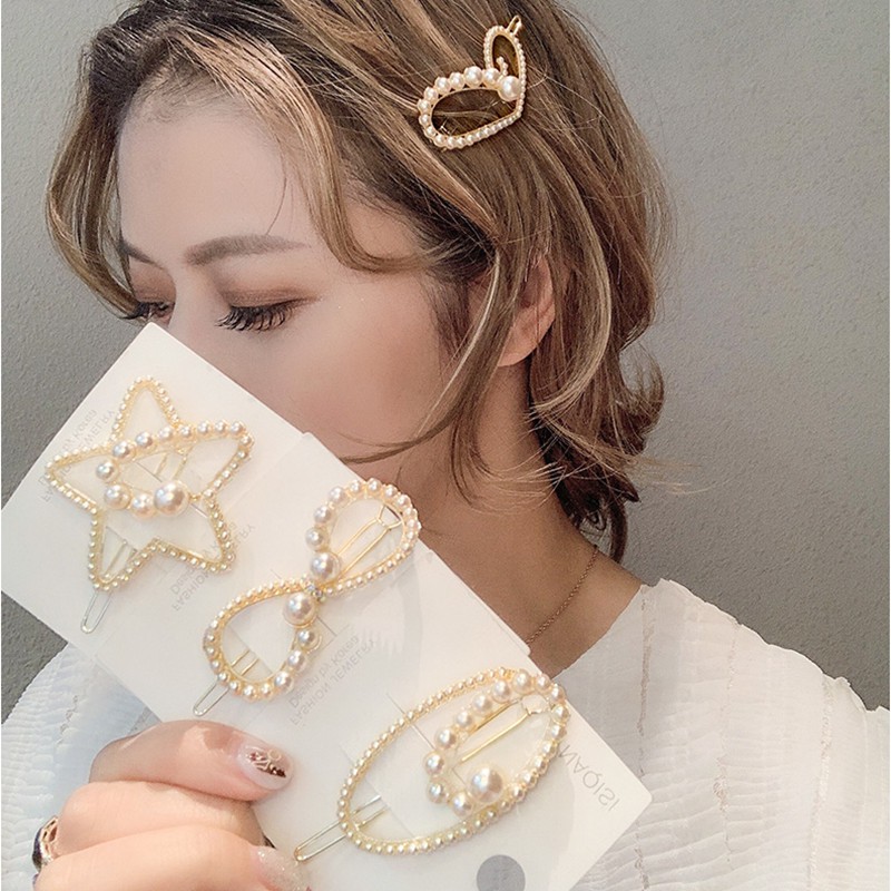 現貨供應中#全館批發價时尚粉嫩珍珠髮夾多款隨意搭配戴著溫柔浪漫的氣息柔順的髮夾上精緻的一字夾精緻的豬豬女孩必備~~材質：金屬+珍珠下標後1-3天內出物流風格：韓國風包裝：氣泡袋包裝/紙盒包裝數量：單支