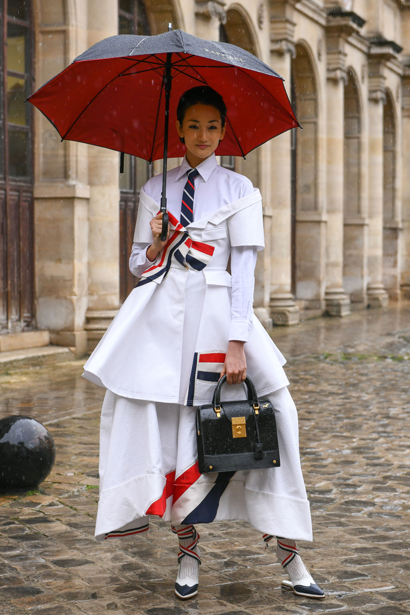 トム ブラウン」ショー会場を彩ったトリコロール＆パステルカラーの