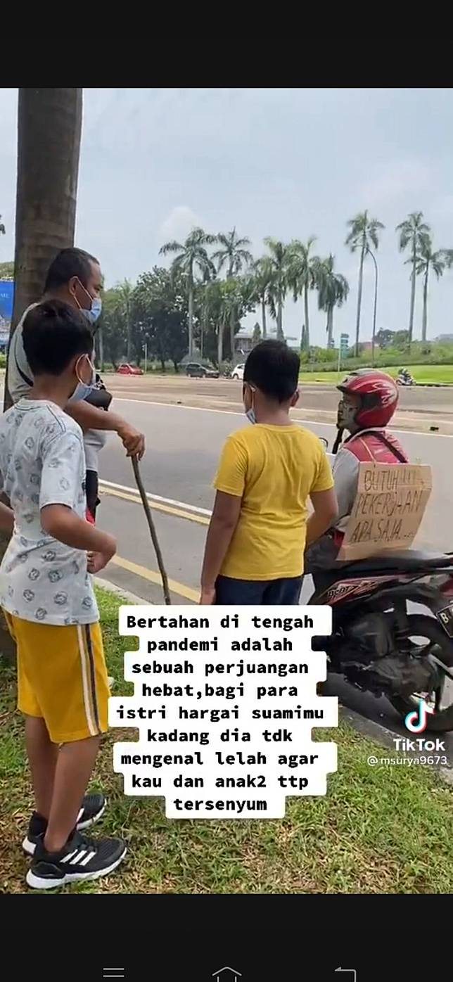 Viral Lelaki Keliling Bawa Tulisan Butuh Pekerjaan, Endingnya Bikin Sedih. (Dok: TikTok/@msurya9673. )