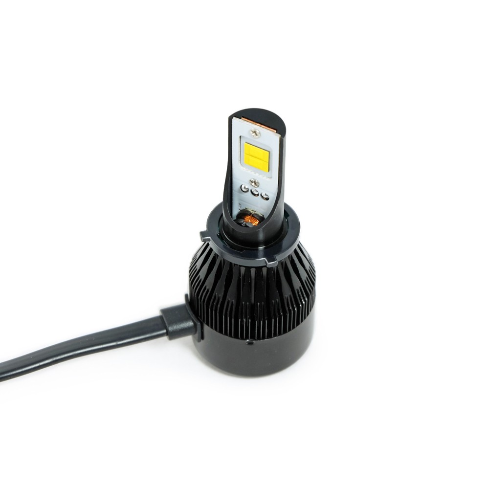 ｜規格特色｜・DC 12V 機車規格適用 ( 交流電機種安裝請見注意事項 )・縮小風扇體積——小燈殼、燈殼孔小之機種容易安裝・近遠燈分明、光型集中・光通量2800流明・鋁製散熱鰭片・改善傳統LED大燈炫目缺點——會車時不影響對向來車・與原廠鎢絲燈相比，亮度增加560%・采鑽獨家授權，專利在案，正版公司貨，品質有保障｜保固｜ 非人為因素而損壞，原廠保固六個月 若未改直流供電，導致LED大燈燒掉，恕不保固｜商品內容｜ 燈泡 × 1顆｜商品光色｜ 白光｜適用車種｜ H6M 小盤機種｜注意事項｜ 交流電車種安裝注意，小盤車種， 請先確定是否為直流電 ( 轉開鑰匙不發動，可開啟大燈 )， 若不是直流電機種，請把大燈開關的主電源線， 改接鎖頭開關主線，即可安裝。 若未改直流供電，導致LED大燈燒掉，則不在保固範圍。 《 照片為單燈VJR110實際安裝拍攝 》