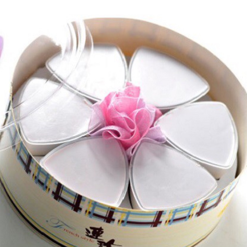 ★現在下單年後到貨!!!!★品 名：連珍芋頭西米露特 色：連珍雪露每杯有三層，上層是芋頭鮮奶凍 中層是100%芋泥餡(裡面還吃得到芋頭顆粒喔！)下層是QQ西米露，尤其是透心涼的西米露既有嚼感又可口降低