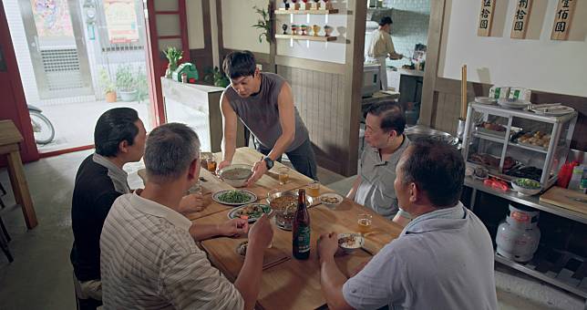 大夥在阿龍師(王識賢 飾)開的小店「龍也饞」品嚐三種湯 (圖片提供/LINE TV)