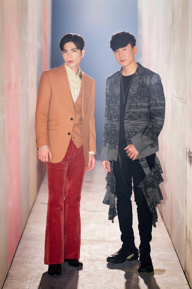 老蕭提議兩人的飲料店和咖啡店也來個跨界聯名。（圖／華納提供）