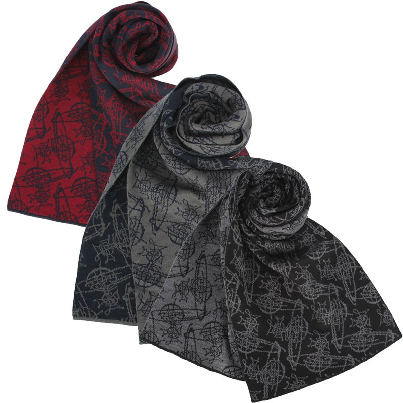 Vivienne Westwood 經典星球圖樣混羊毛圍巾，獨特品牌LOGO織紋，為您的裝束增添時尚元素，多色澤展現前衛時尚氣息，無論繫在頸上或是當披肩透出風衣領，皆搶眼有型，就讓小配件為您的品味加分