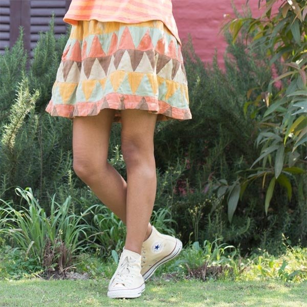 ▽▼▽▼▽▼▽▼▽▼▽▼▽▼▽▼▽▼▽▼▽▼▽▼▽▼ 迷你裙這是拼湊了很多三角形。 手工下午系列的魅力被卡住代表在錯落有致的格局，而不是打印。蓬鬆耀斑剪影，當然，穿到Garyi是好的，也盛裝在苦綁腿聯