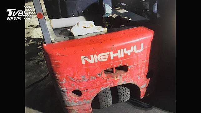 2歲男童自家倉庫玩耍　粗心父開堆高機撞倒不治