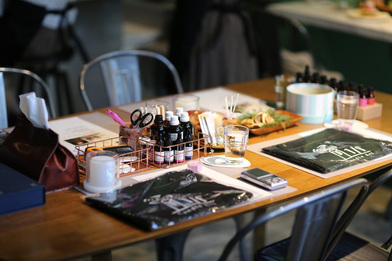 一款兼具美感及實用的作品，乾燥花燭台內可以放置茶蠟，點燃燭台會呈現半透明狀態，平常也可以當成筆筒或收納使用，創作一款獨一無二的燭台及蠟片吧！