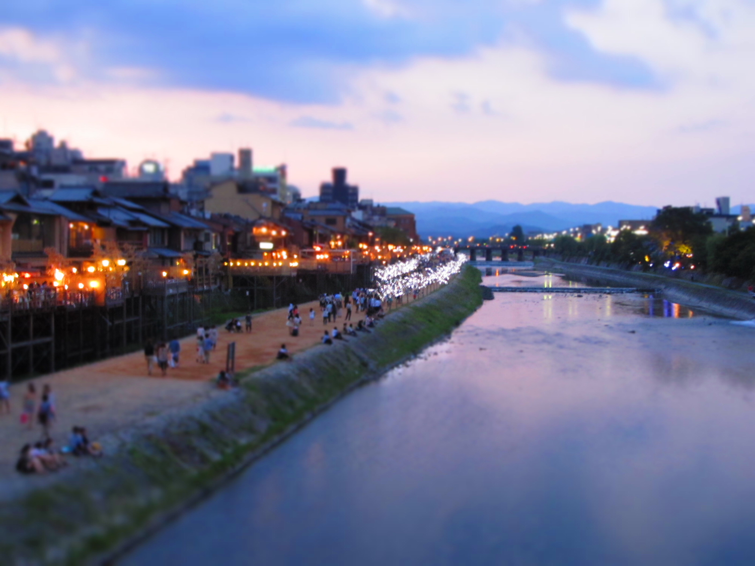 京都河邊「排排坐」潛規則！外地人常犯錯「鴨川等間隔法則」