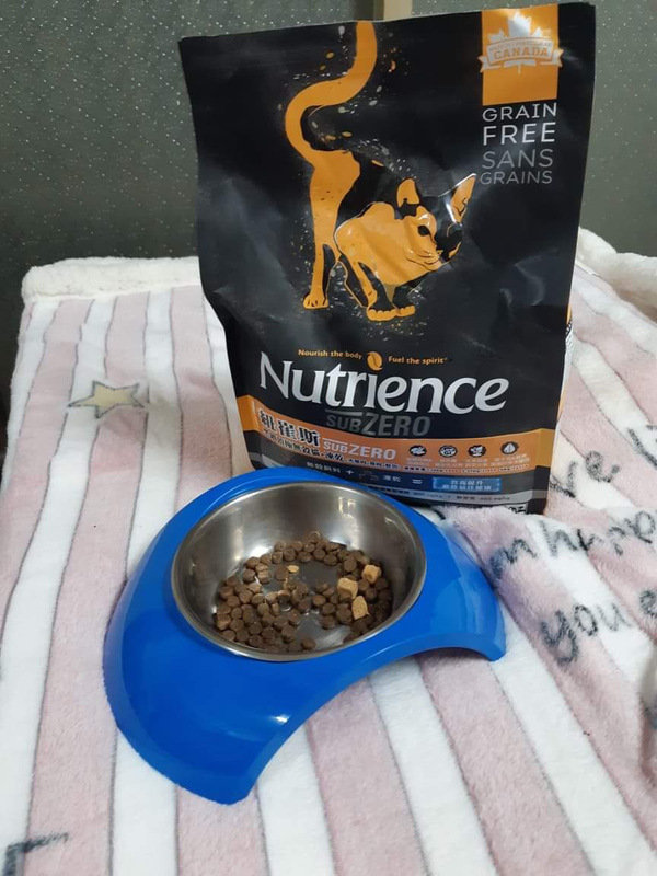 貓飼料推薦-貓奴必備紐崔斯Nutrience 頂級無穀飼料 凍乾系列 成貓無穀 火雞肉+雞肉+鮭魚 2.27kg 開箱分享
