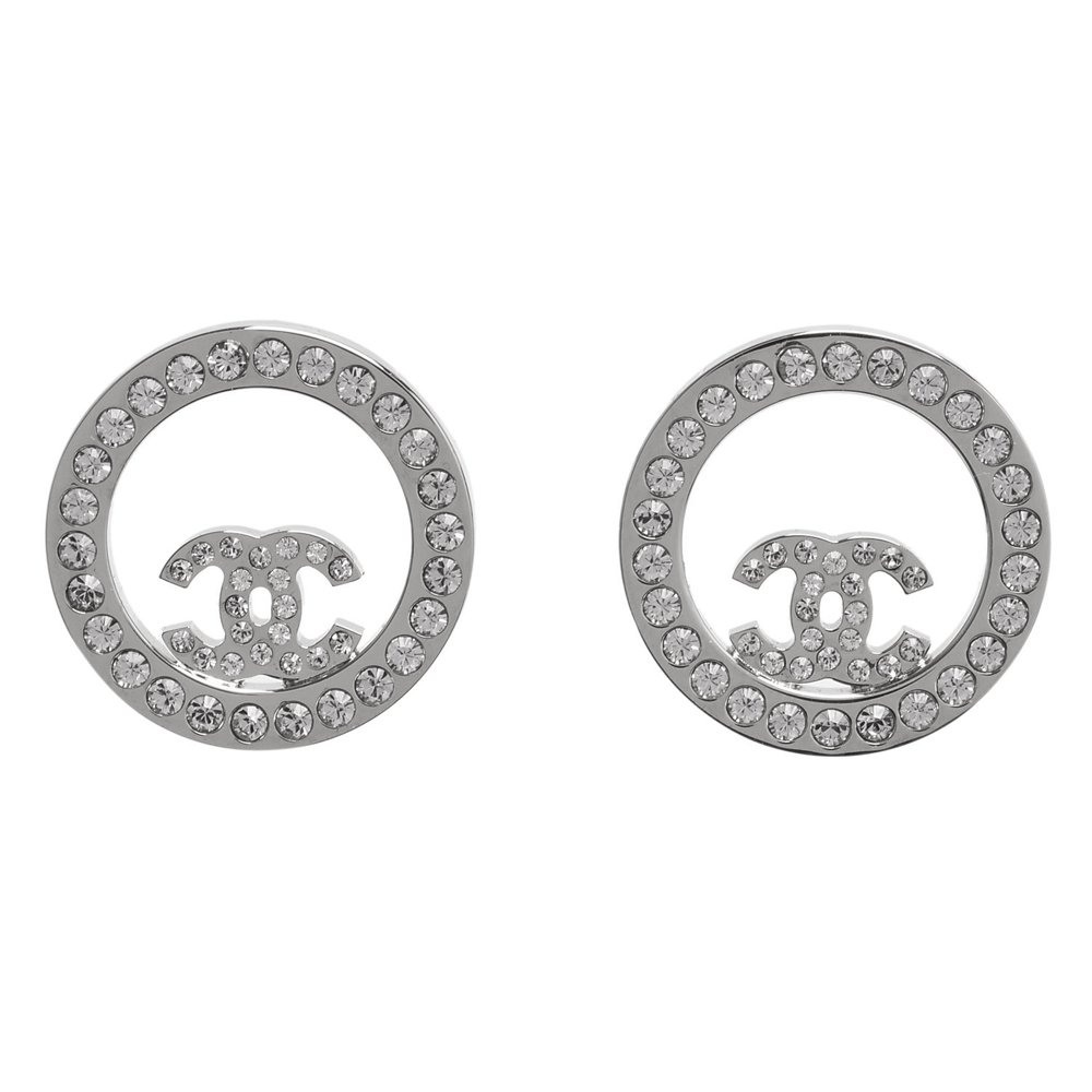 CHANEL 香奈兒經典CC LOGO水鑽鑲嵌圓形簍空造型穿式耳環(亮銀)96562-ARG