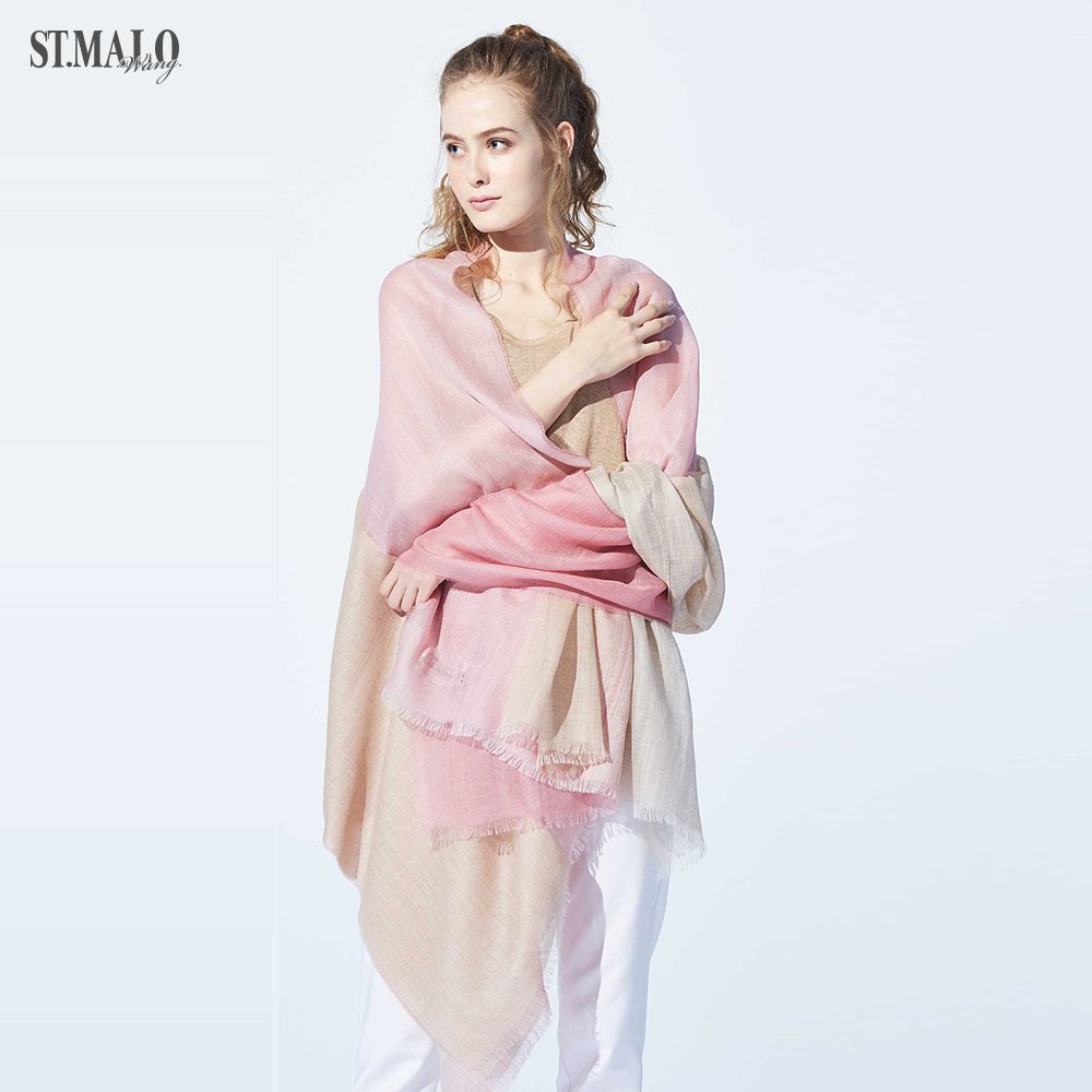 ▪ 70% Baby Alpaca (幼羊駝毛)+30%Silk (蠶絲),140grm▪ 觸感柔細滑順，漸層同色格紋設計▪ 外出休閒可隨性圍繫▪ 從紗線開始挑選，經過層層步驟